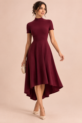 Midi-Kleid in Dunkelrot mit Stehkragen und High-Low-Saum