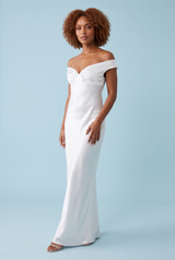 Weißes Satin-Maxikleid mit Raffungen und freien Schultern