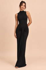 Figurbetontes schwarzes Maxikleid mit Rundhalsausschnitt, Raffung und hohem Schlitz