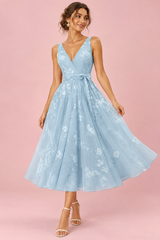Himmelblaues Midikleid mit Blumenmuster und ausgestelltem Rock