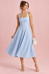 Hellblaues Midikleid mit ausgestelltem Rock und eckigem Ausschnitt