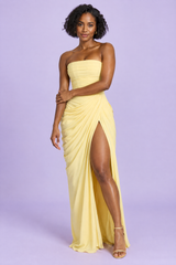Gelbes gerafftes Maxikleid mit hohem Ausschnitt und Schlitz