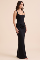 Schwarzes gerafftes Maxikleid mit eckigem Ausschnitt