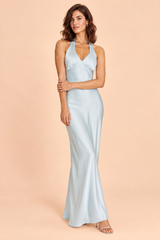 Puderblaues Maxikleid mit Raffungen und V-Ausschnitt