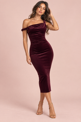 Bordeauxrotes asymmetrisches Samt-Maxikleid mit Twist-Detail