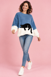 Pull oversize bleu à motif chat | Vue en mouvement | Lounelle Paris