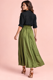 Ensemble chemise et jupe longue vert olive à taille nouée | Vue de dos | Lounelle Paris