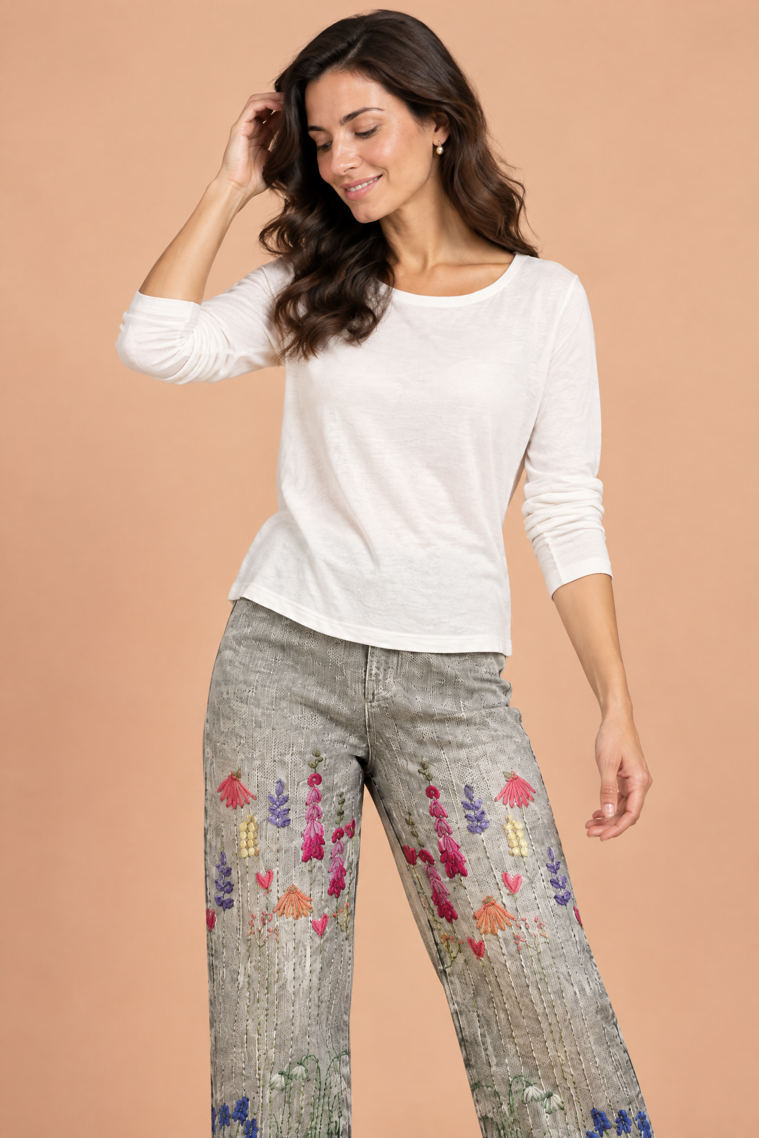 Pantalon gris à imprimé floral et ourlet fendu | Vue rapprochée | Lounelle Paris