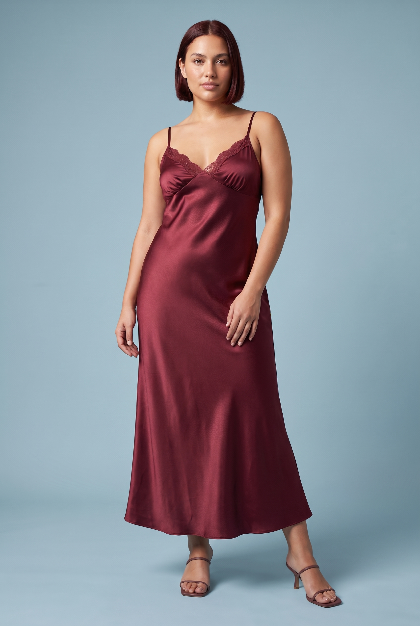 Robe nuisette longue bordeaux à dentelle | Porté sur une silhouette plus ronde | Lounelle Paris