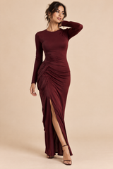 Bordeauxrotes figurbetontes Maxikleid mit langen Ärmeln und Volantschlitz