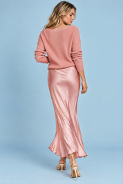 Robe longue rose satinée à encolure asymétrique avec détails en plumes | Vue de dos | Lounelle Paris