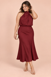 Robe midi trapèze bordeaux à col foulard | Porté sur une silhouette plus ronde | Lounelle Paris