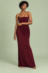 Bordeauxfarbenes Maxikleid mit Bustier-Ausschnitt und Volants