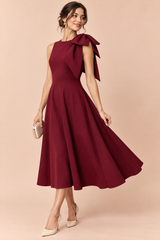 Bordeauxrotes Midi-Kleid mit asymmetrischem Ausschnitt und Schleifendetail am Ärmel