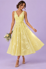 Gelbes Midikleid mit Blumenmuster und ausgestelltem Rock