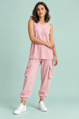 Fließendes zweiteiliges Set aus Weste und Hose in Pink