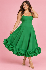 Robe midi verte évasée à bas volanté | Porté sur une silhouette plus ronde | Lounelle Paris