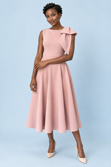 Rosa Midi-Kleid mit asymmetrischem Ausschnitt und Schleifendetail am Ärmel