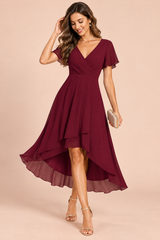 Bordeauxrotes High-Low-Kleid mit Schmetterlingsärmeln