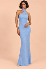 Langes Spitzenkleid in Himmelblau mit asymmetrischem Rückenausschnitt und Schlitz