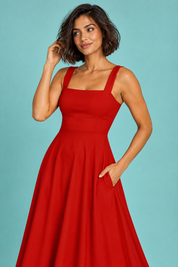 Robe midi rouge à fines bretelles et jupe ample | Vue rapprochée | Lounelle Paris