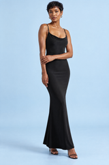 Schwarzes Maxikleid mit Spaghettiträgern und Spitzenpartie am freien Rücken