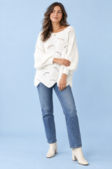Weißer Oversize-Pullover mit Lochstrick und U-Boot-Ausschnitt