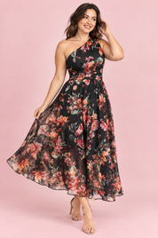 Robe longue fleurie noire à une épaule, coupe trapèze | Porté sur une autre silhouette | Lounelle Paris