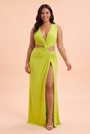 Robe longue verte à encolure asymétrique, découpes à la taille et détails dorés | Porté sur une autre silhouette | Lounelle Paris