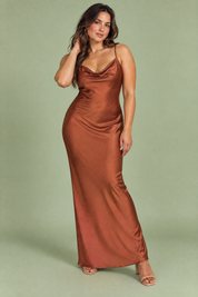 Robe longue satinée marron à col bénitier | Porté sur une autre silhouette | Lounelle Paris