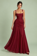Bordeauxfarbenes Maxikleid mit Raffungen, eckigem Ausschnitt und ausgestellter Silhouette