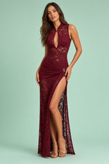 Figurbetontes bordeauxrotes Maxikleid aus transparenter Spitze mit Rundhalsausschnitt und Seitenschlitz