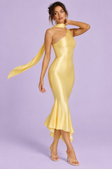 Gelbes Neckholderkleid mit Schaldetail