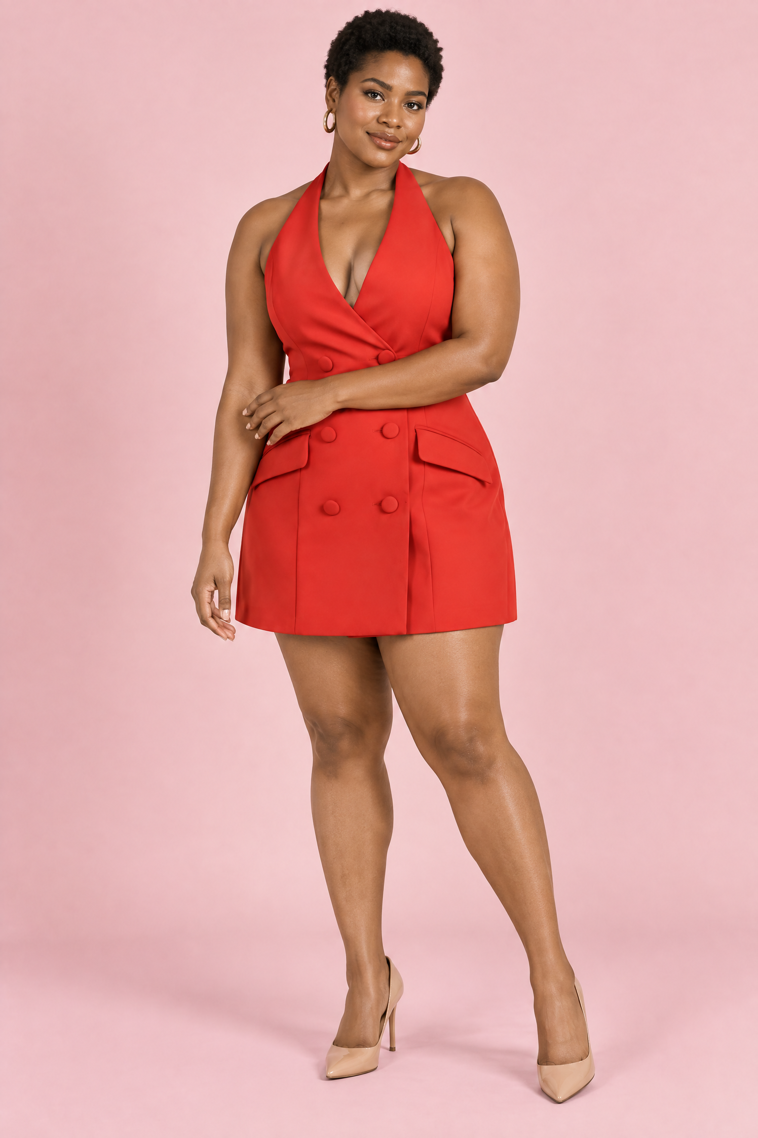 Robe rouge courte structurée à encolure dos nu plongeante et détails boutonnés | Porté sur une silhouette plus ronde | Lounelle Paris