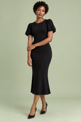 Schwarzes Midikleid mit Puffärmeln