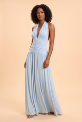 Hellblaues Maxikleid mit tiefem V-Ausschnitt und Raffdetails