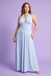 Robe longue bleu clair à décolleté plongeant et fronces | Porté sur une autre silhouette | Lounelle Paris