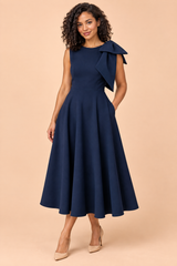 Marineblaues Midi-Kleid mit asymmetrischem Ausschnitt und Schleifendetail am Ärmel