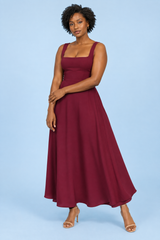 Bordeauxrotes Midi-Kleid mit Spaghettiträgern und voluminösem Saum
