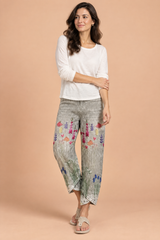 Graue Hose mit Blumenprint und Schlitzsaum
