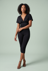 Schwarzes zweiteiliges Set mit V-Ausschnitt, gerafftem Top und Caprihose