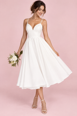 Weißes Midikleid mit Spaghettiträgern und voluminösem Saum