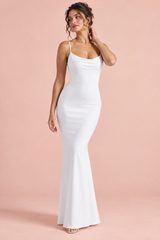 Enges weißes Maxikleid mit Wasserfallausschnitt