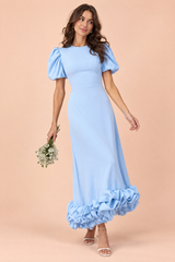Hellblaues Maxikleid mit Puffärmeln und Volantsaum