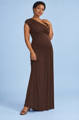 Braunes Umstands-Maxikleid mit asymmetrischem Ausschnitt und tief angesetzter Taille