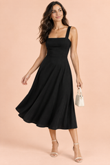 Schwarzes A-Linien-Midikleid mit schmalen Trägern