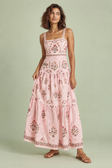 Rosa Maxikleid mit Blumenmuster und Stufenrock