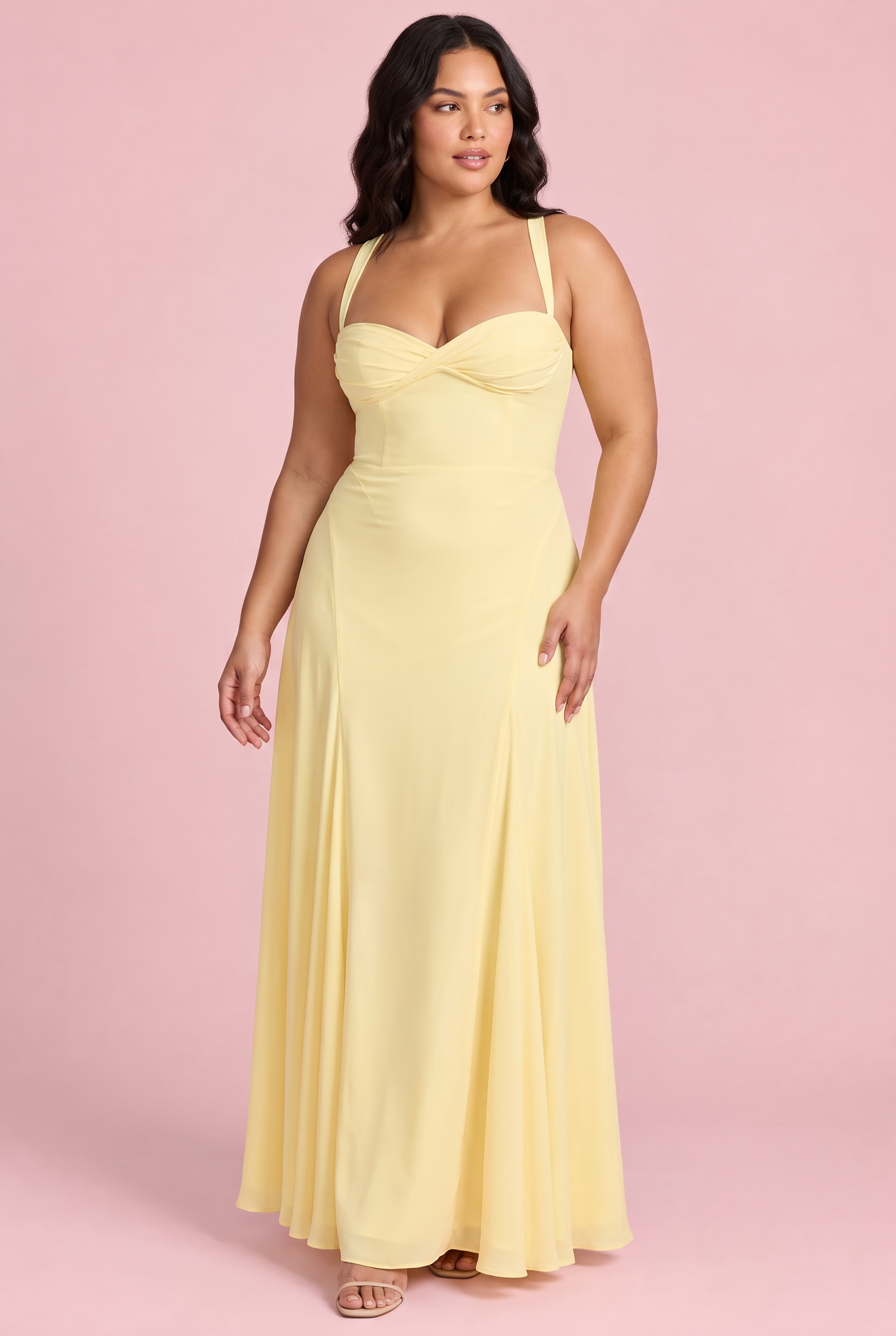 Robe longue jaune vif à fronces et décolleté cœur | Porté sur une silhouette plus ronde | Lounelle Paris