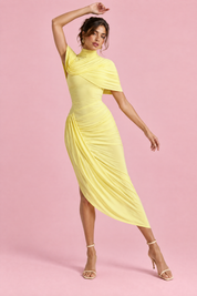 Robe midi asymétrique jaune à cape torsadée | Vue en mouvement | Lounelle Paris