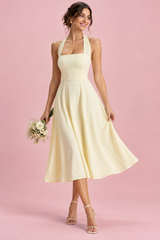 Hellgelbes Midikleid mit ausgestelltem Rock und eckigem Ausschnitt